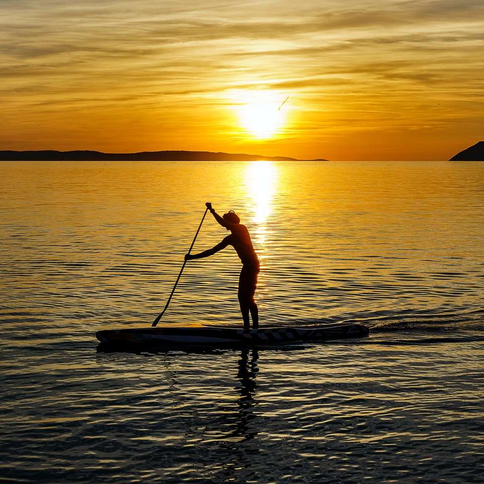 homme sur kayak au coucher du soleil puzzle en ligne