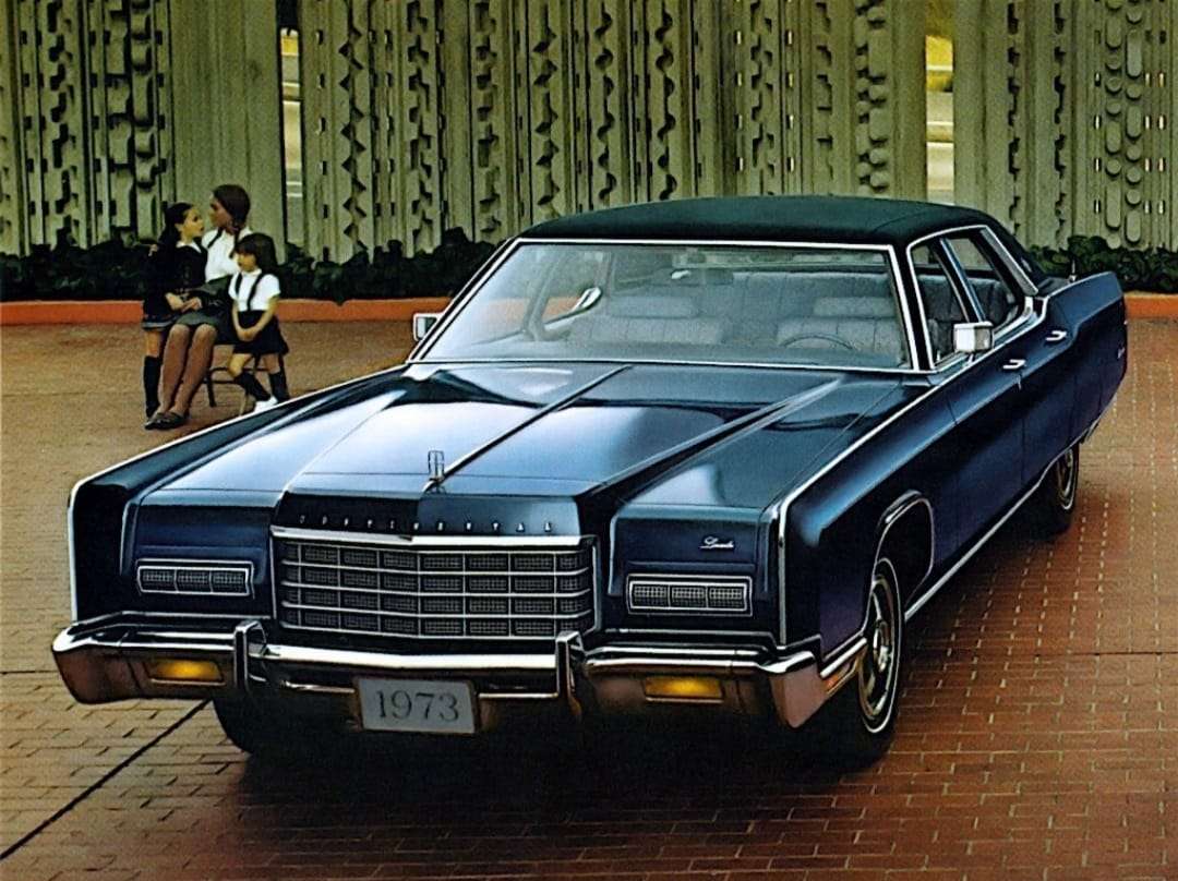Четырехдверный седан Lincoln Continental 1973 года выпуска. онлайн-пазл