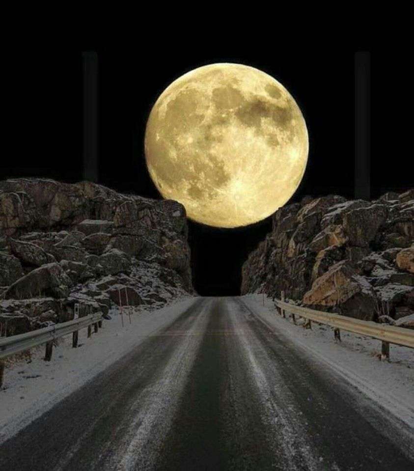 Luna sobre la carretera rompecabezas en línea