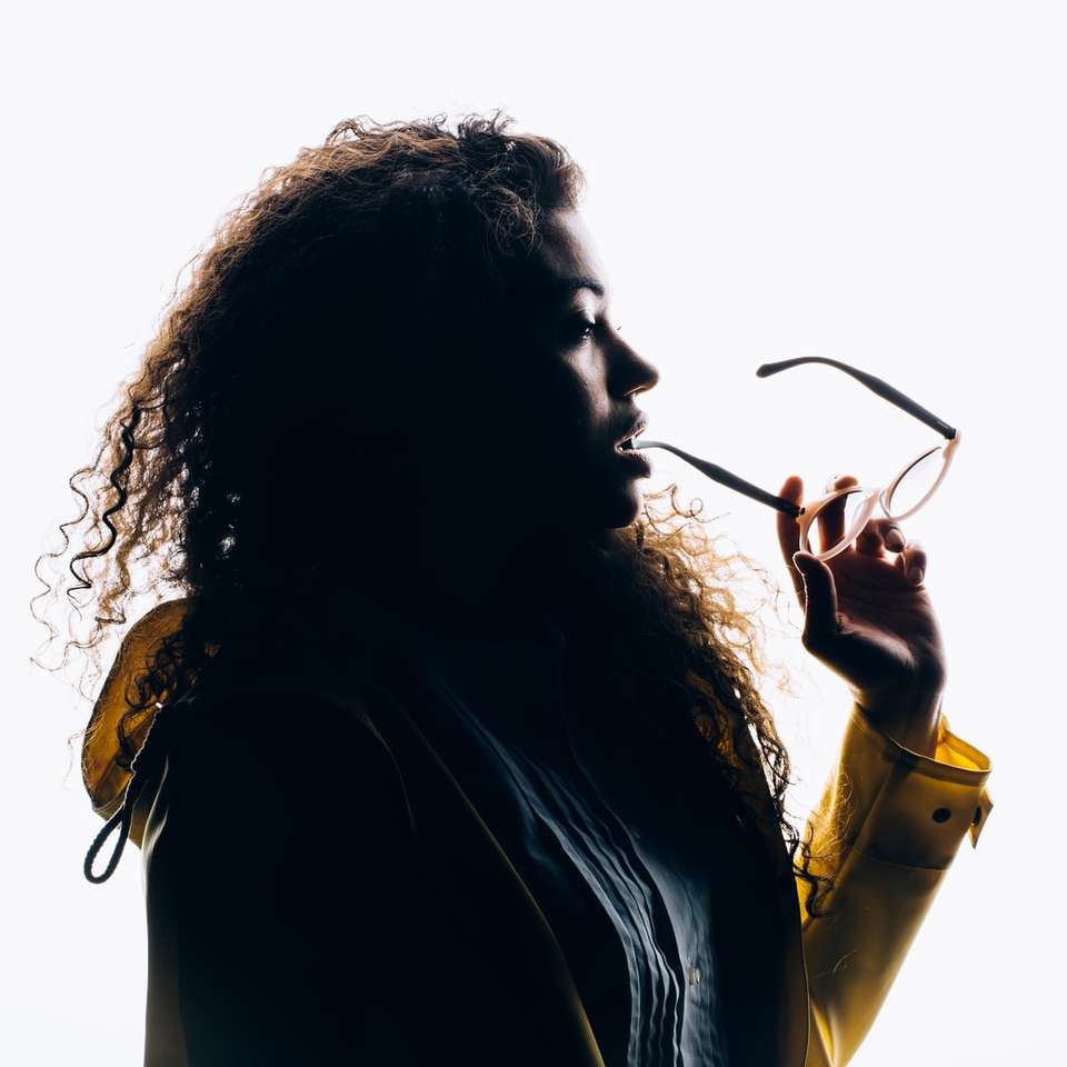 силуетна фотографія жінки, яка кусає окуляри пазл онлайн