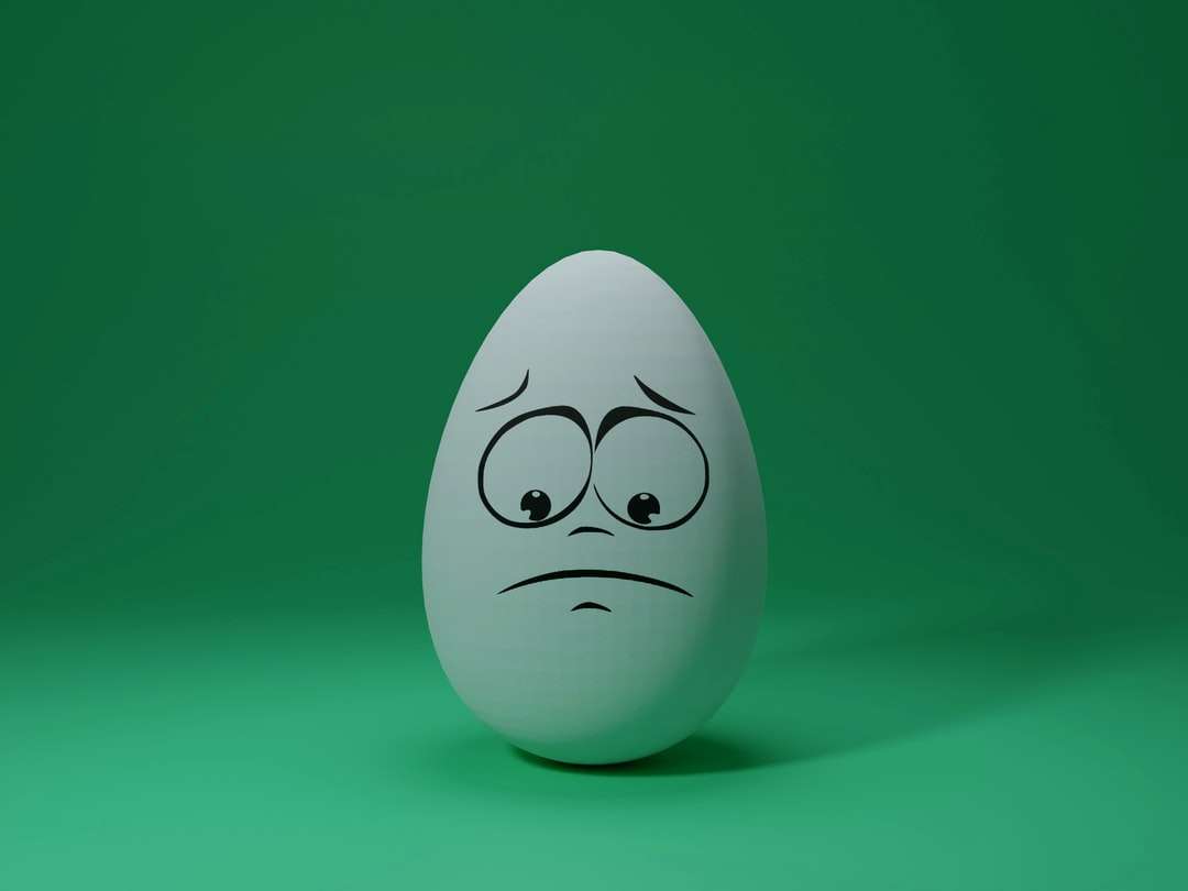 Бяло яйце с илюстрация на лицето онлайн пъзел