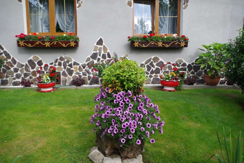 Цветы перед домом онлайн-пазл