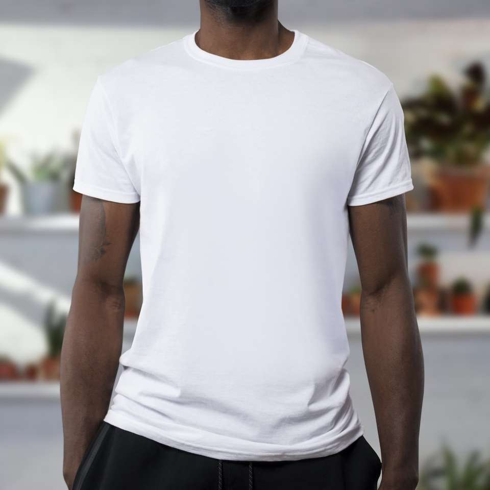 Mann mit weißen T-Shirts mit Rundhalsausschnitt Online-Puzzle