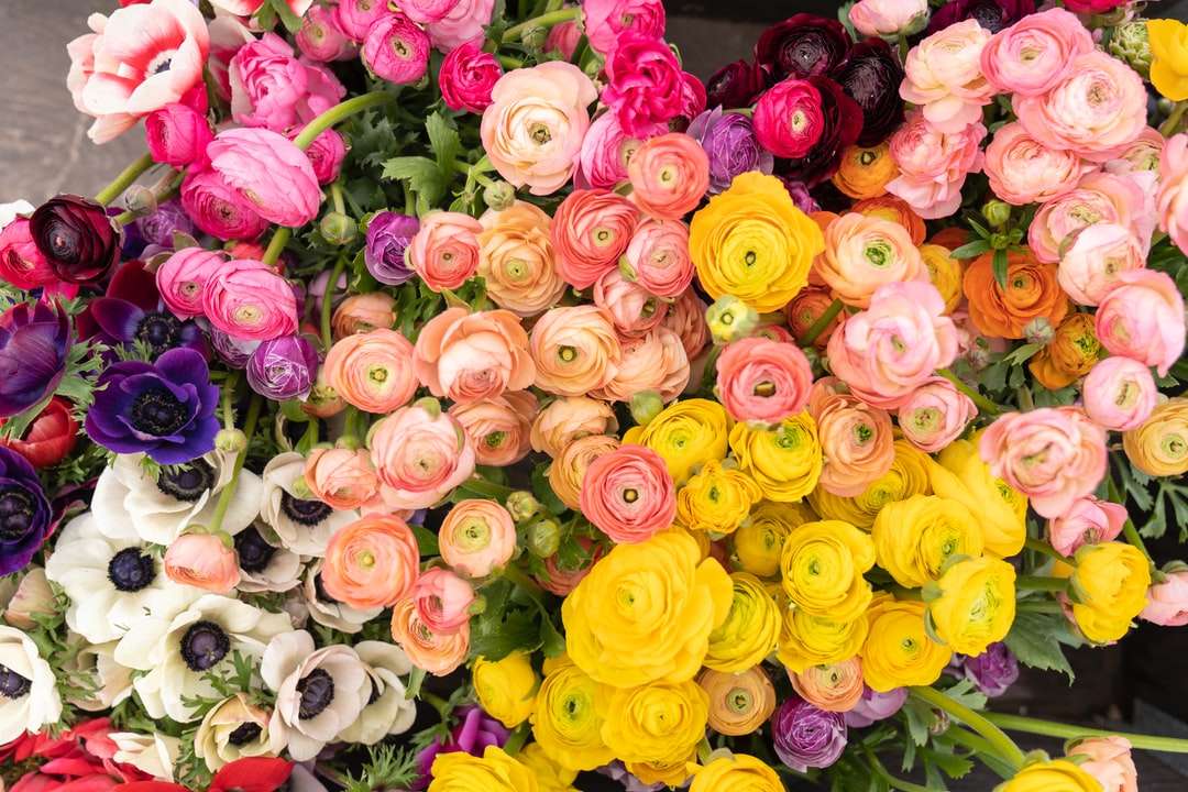 Rosa grüner und weißer Blumenstrauß Puzzlespiel online