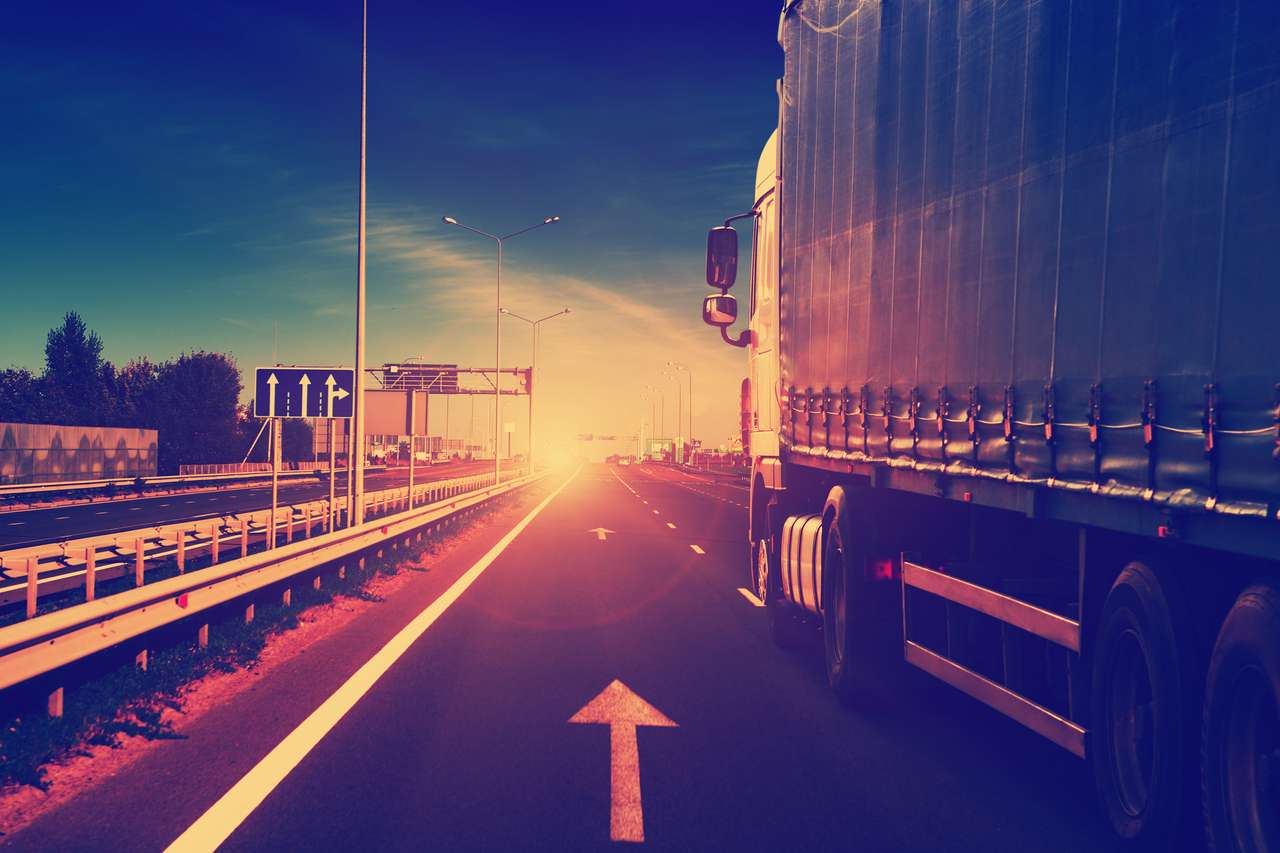vrachtwagen op een snelweg legpuzzel online