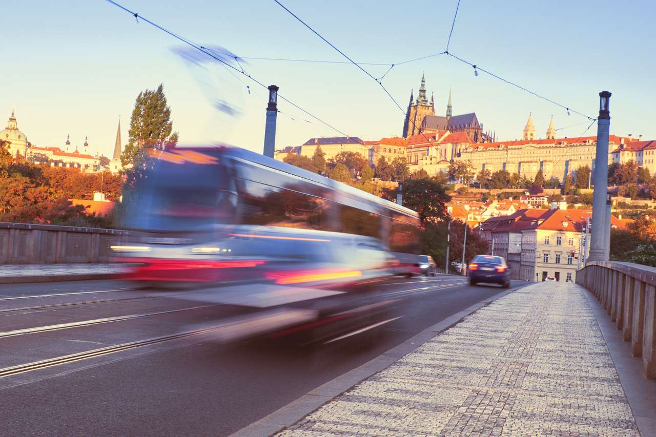 Tranvía en un puente de Praga rompecabezas en línea