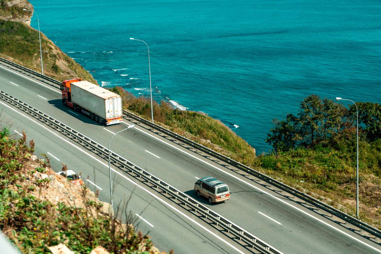 Road de coastă cu mașini trecătoare puzzle online