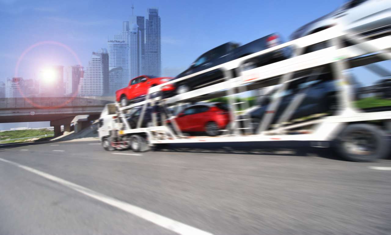 Ремаркето транспортира автомобили онлайн пъзел