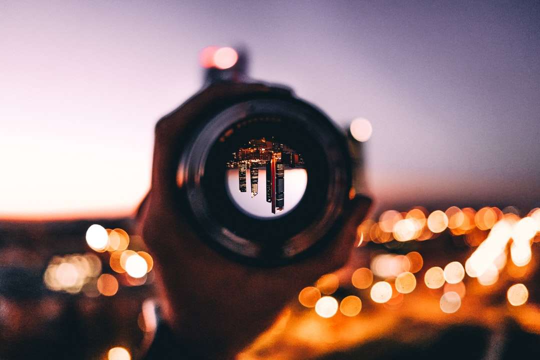 Ondiepe focusfotografie van persoon met camera-lens online puzzel