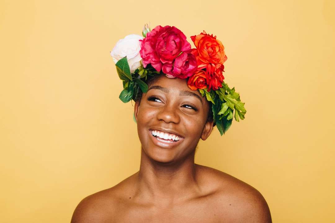 Femme souriante portant une couronne de fleur puzzle en ligne