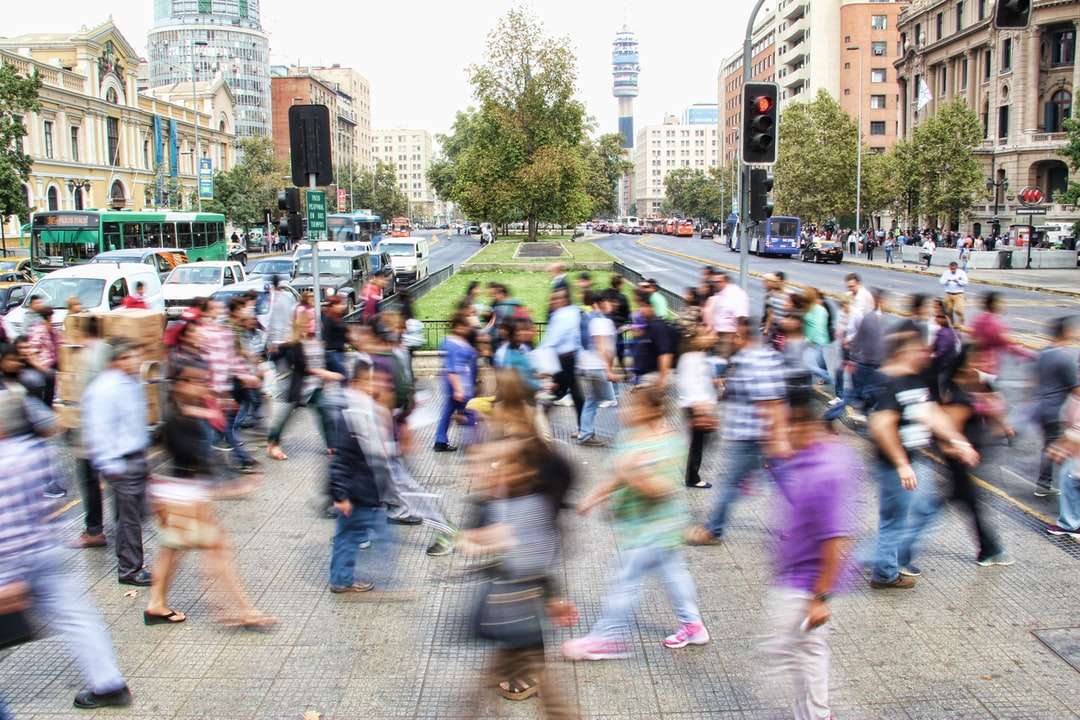 timelapse φωτογραφία των ανθρώπων που περνούν το δρόμο παζλ online