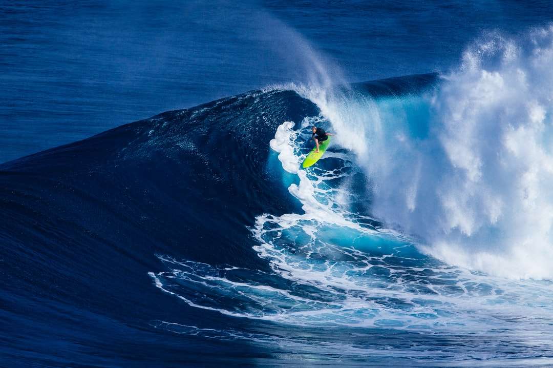 човек, правещ сърфинг на вълна онлайн пъзел