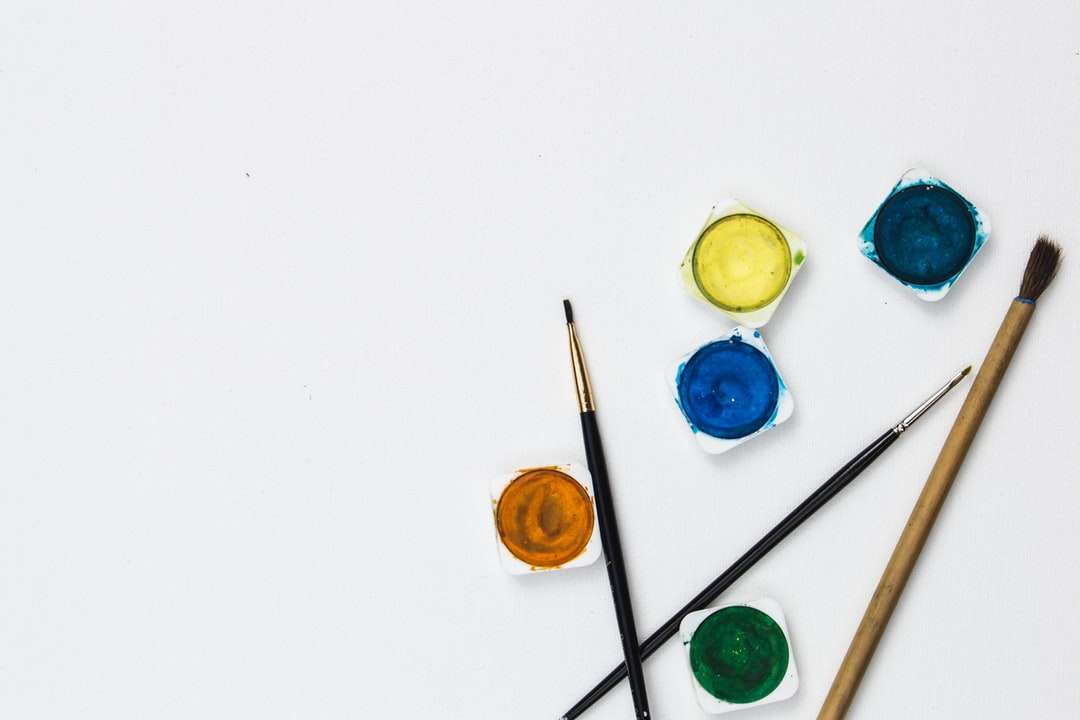 Vernici e pennelli assortiti a colori e pennelli puzzle online
