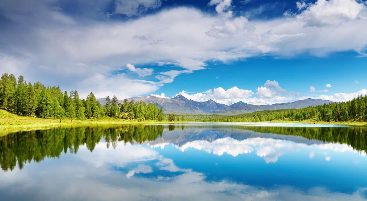 Hermoso lago en montañas de Altai rompecabezas en línea