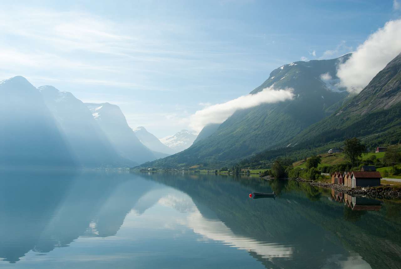 Paisagem com montanhas refletindo no lago e pequeno barco perto da costa, Noruega quebra-cabeças online