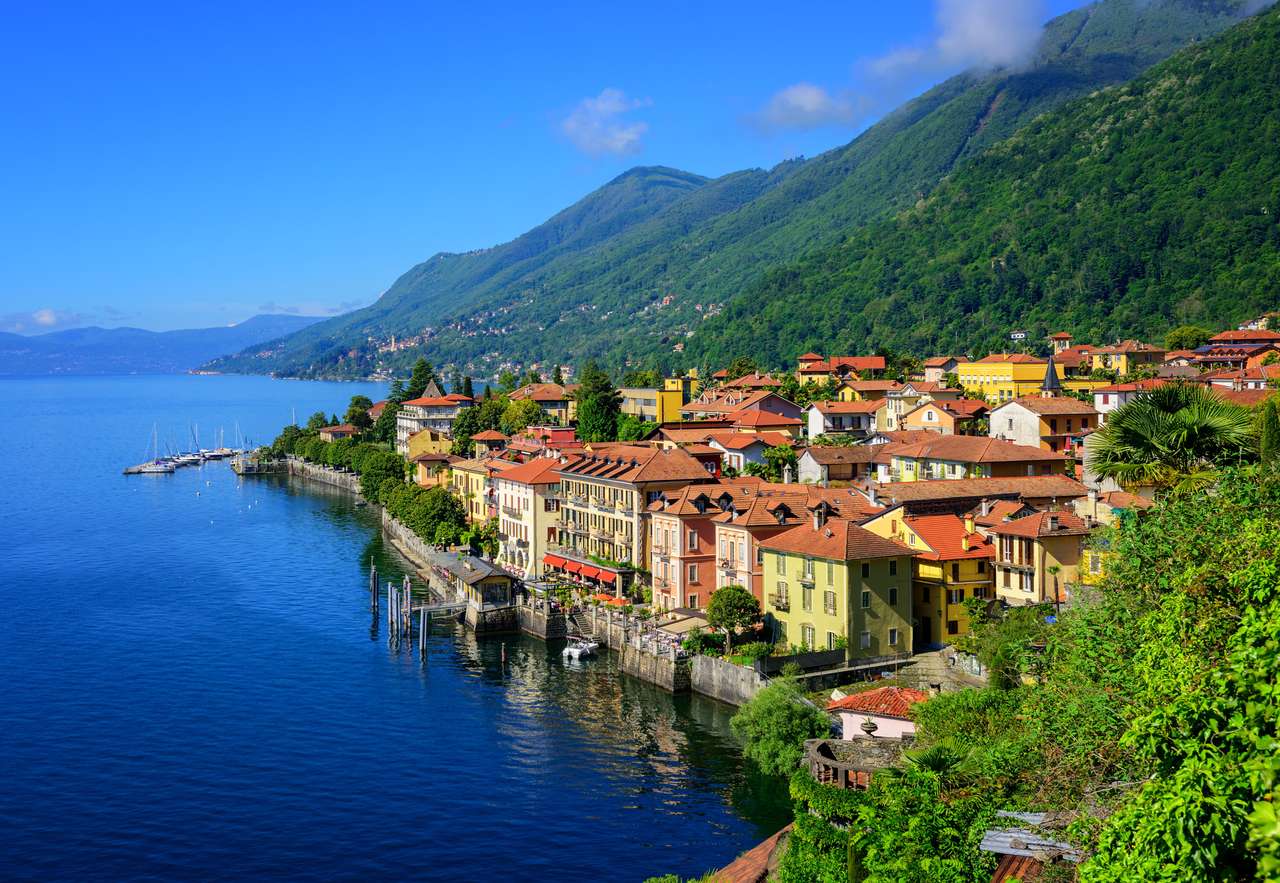 Исторически туристически курорт Cannero Riviera на Lago Maggiore езеро, Алпи Планини, Италия онлайн пъзел