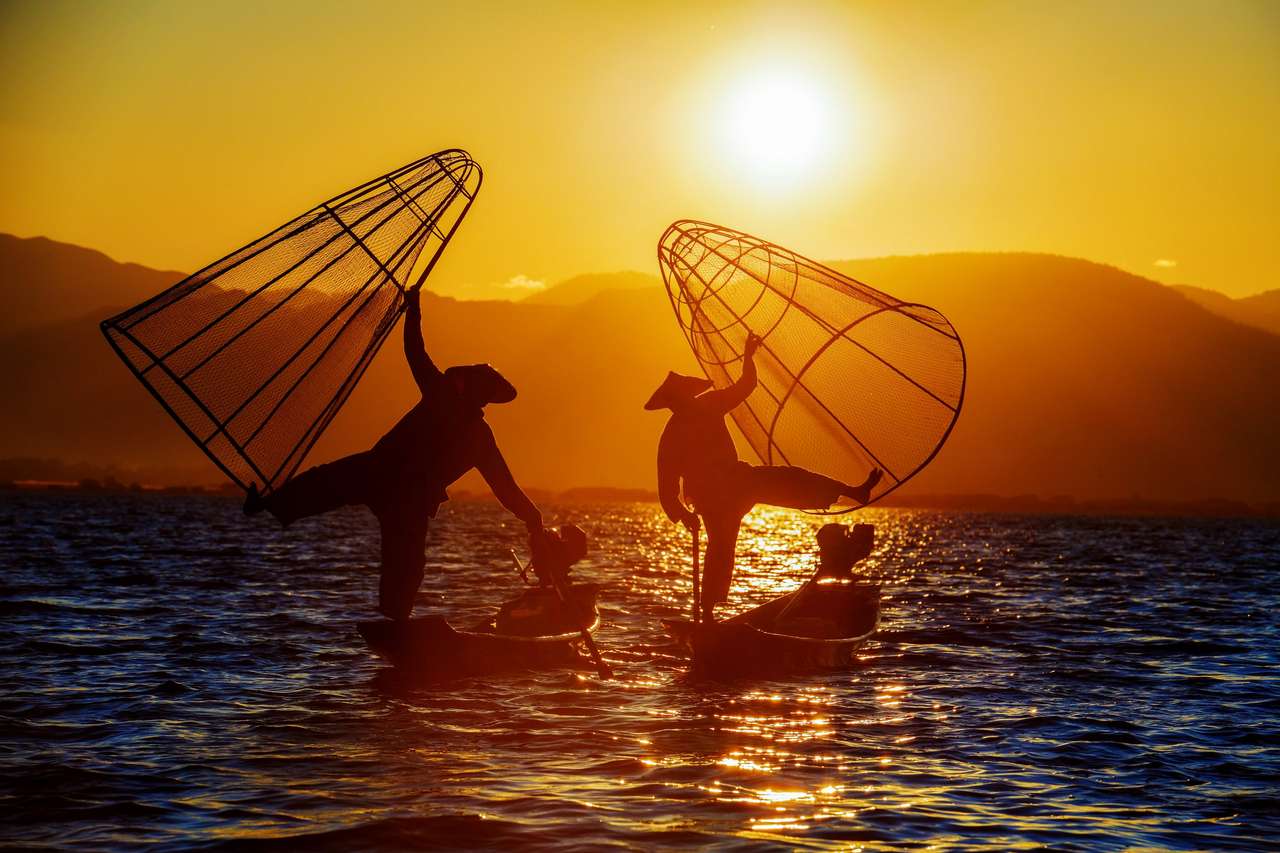Myanmar, Shan State, Inle See Intha Fischer auf dem Boot bei erstaunlichem Sonnenuntergang Puzzlespiel online