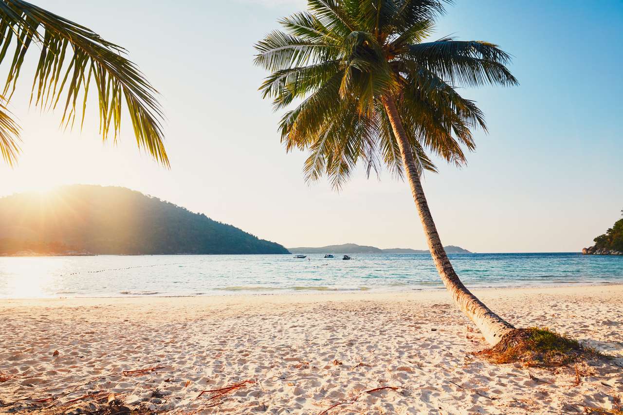 Atardecer en el paraíso. Playa idílica en las islas Perhentian en Malasia. rompecabezas en línea