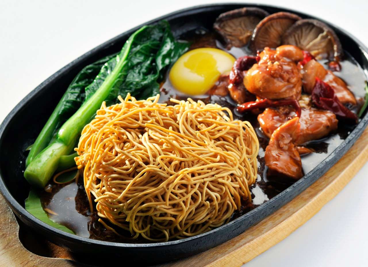 Chinesisches Essen, brutzelnde knusprige Nudel - malaysisches Essen Online-Puzzle