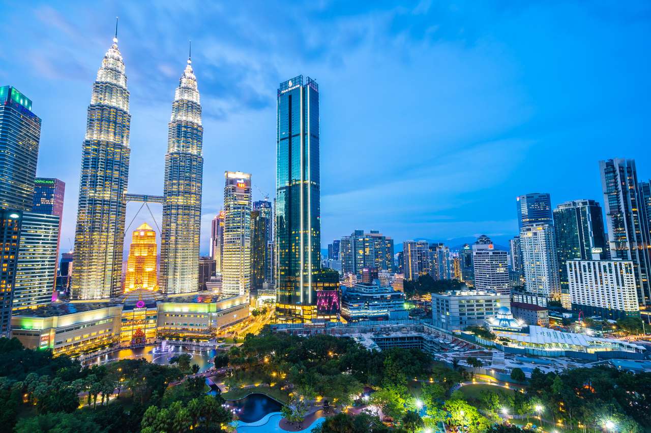 Krásná architektura budování exteriéru města v Kuala Lumpur Skyline v noci online puzzle