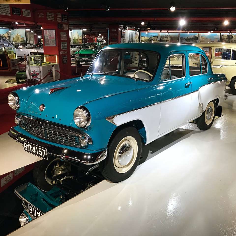 Mașină clasică albastră într-o cameră jigsaw puzzle online