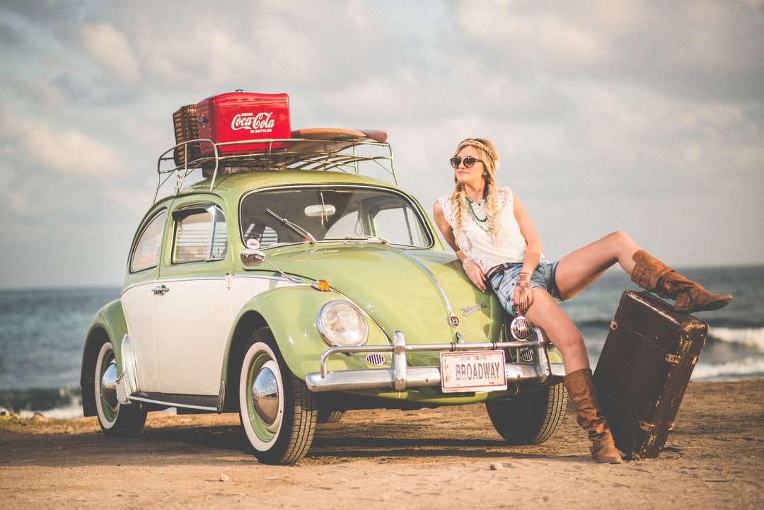 женщина, опираясь на зеленый и белый Volkswagen Beetle возле моря пазл онлайн