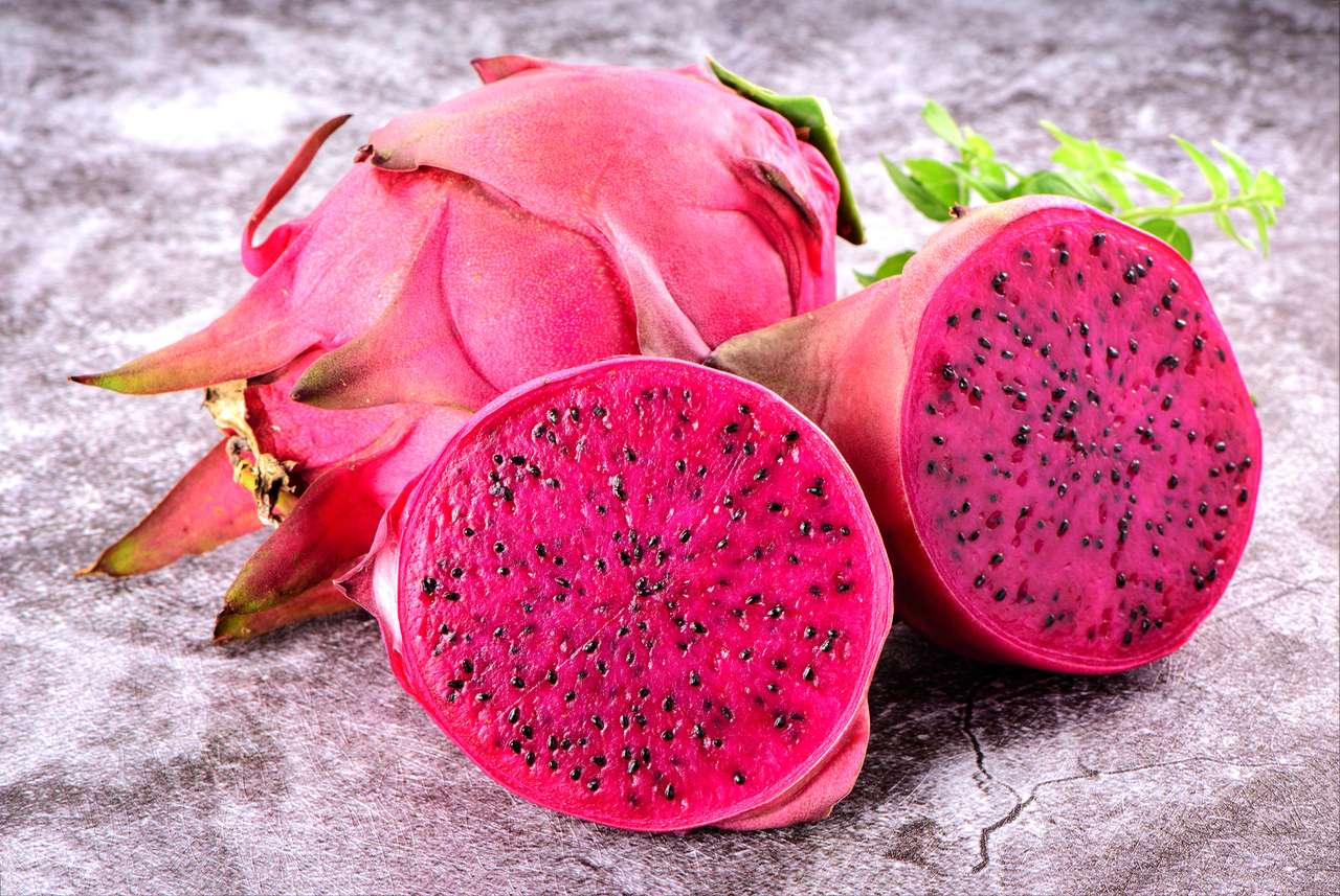 Vacker färsk röd drakefrukt (pitaya) på stenbakgrund Pussel online