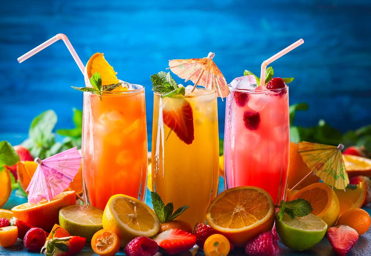 Különböző típusú nyári italok szemüvegben, jégkockák és szelet gyümölcsök kék asztalon. Egészséges vitamin gyümölcs- és bogyós italok. kirakós online
