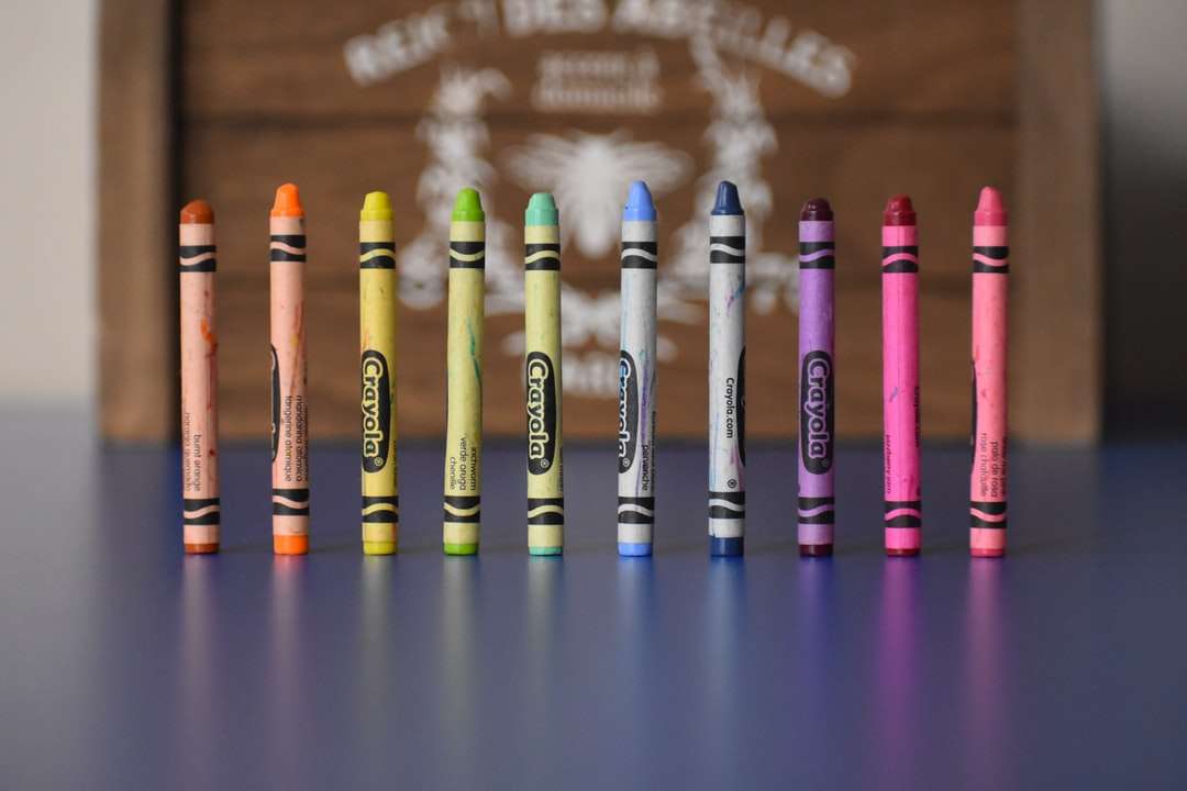 Selektive Fokus Fotografie von Crayola-Buntstiften Puzzlespiel online