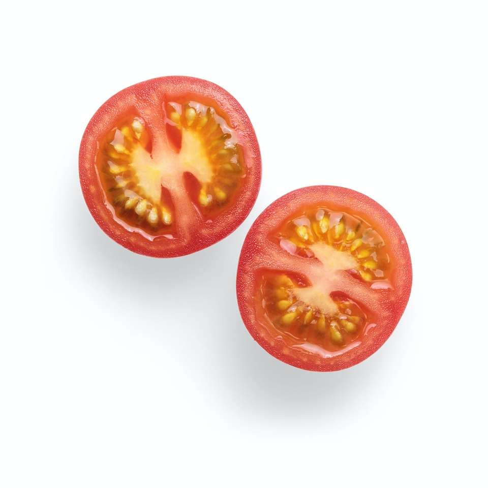 白い表面に2つのスライスしたトマト オンラインパズル