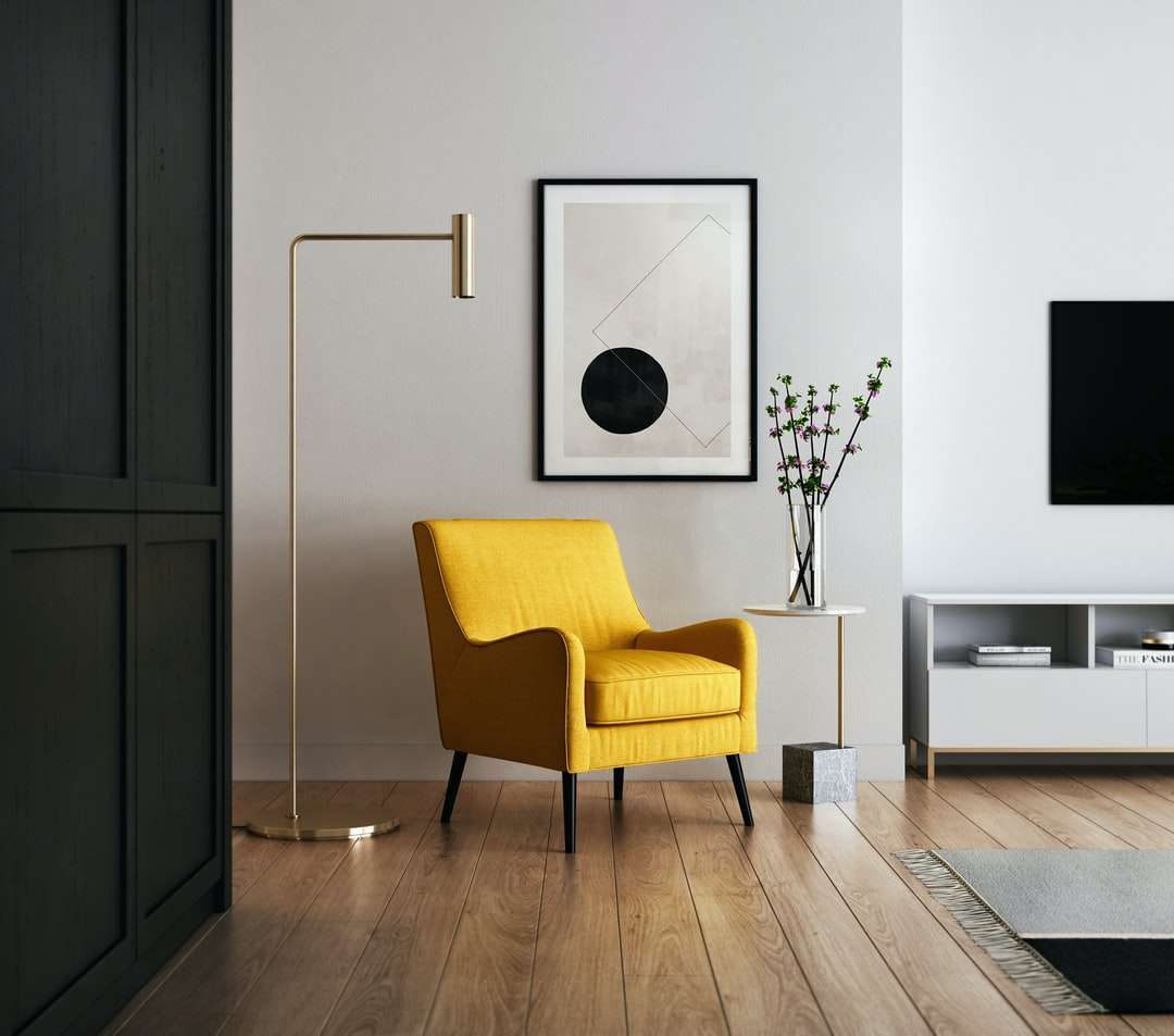 Καφέ ξύλινη πλαισιωμένη κίτρινη καρέκλα παζλ online