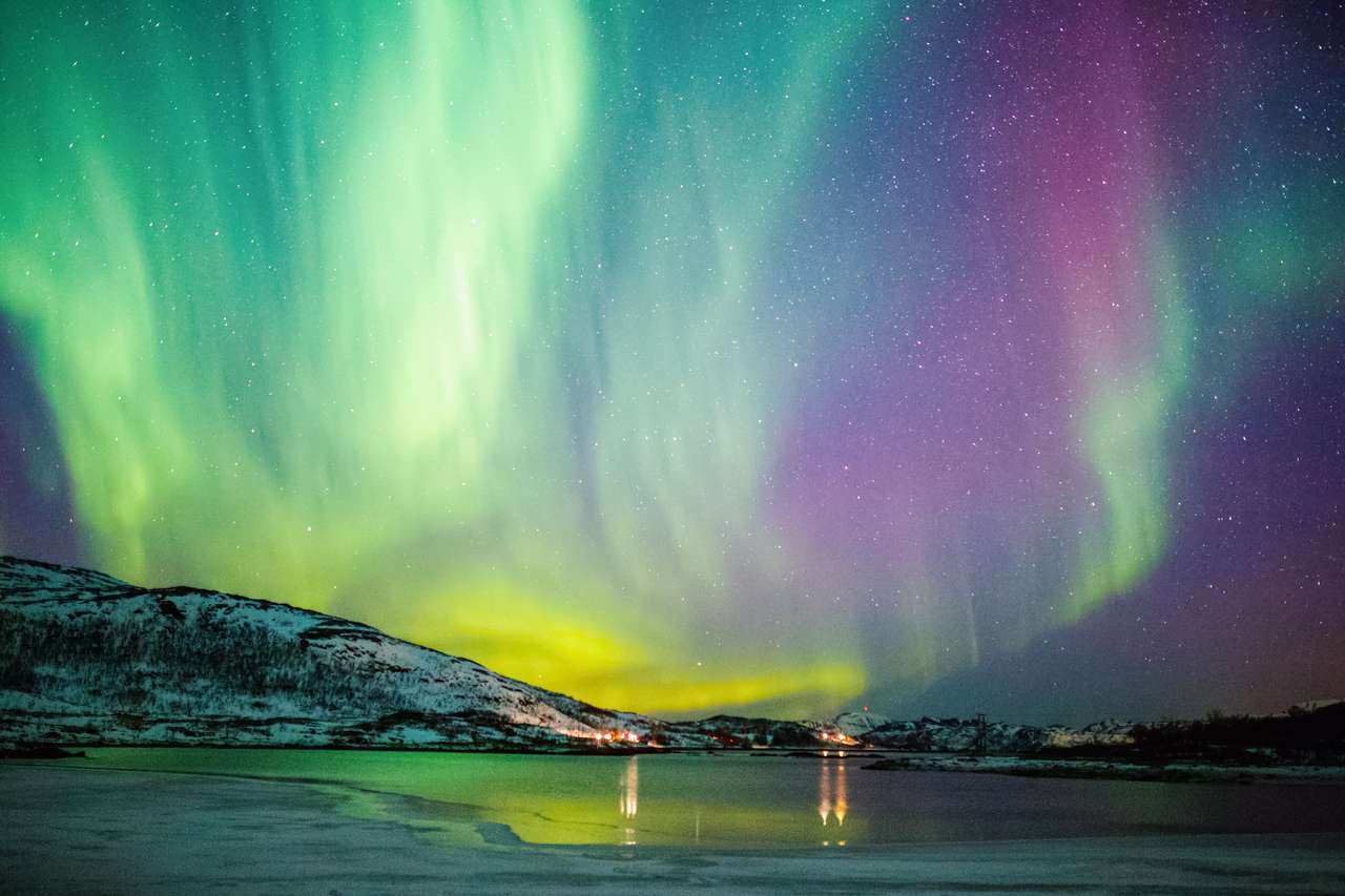 Unglaubliche nördliche Lichter Aurora Borealis-Aktivität über der Küste in Norwegen Puzzlespiel online