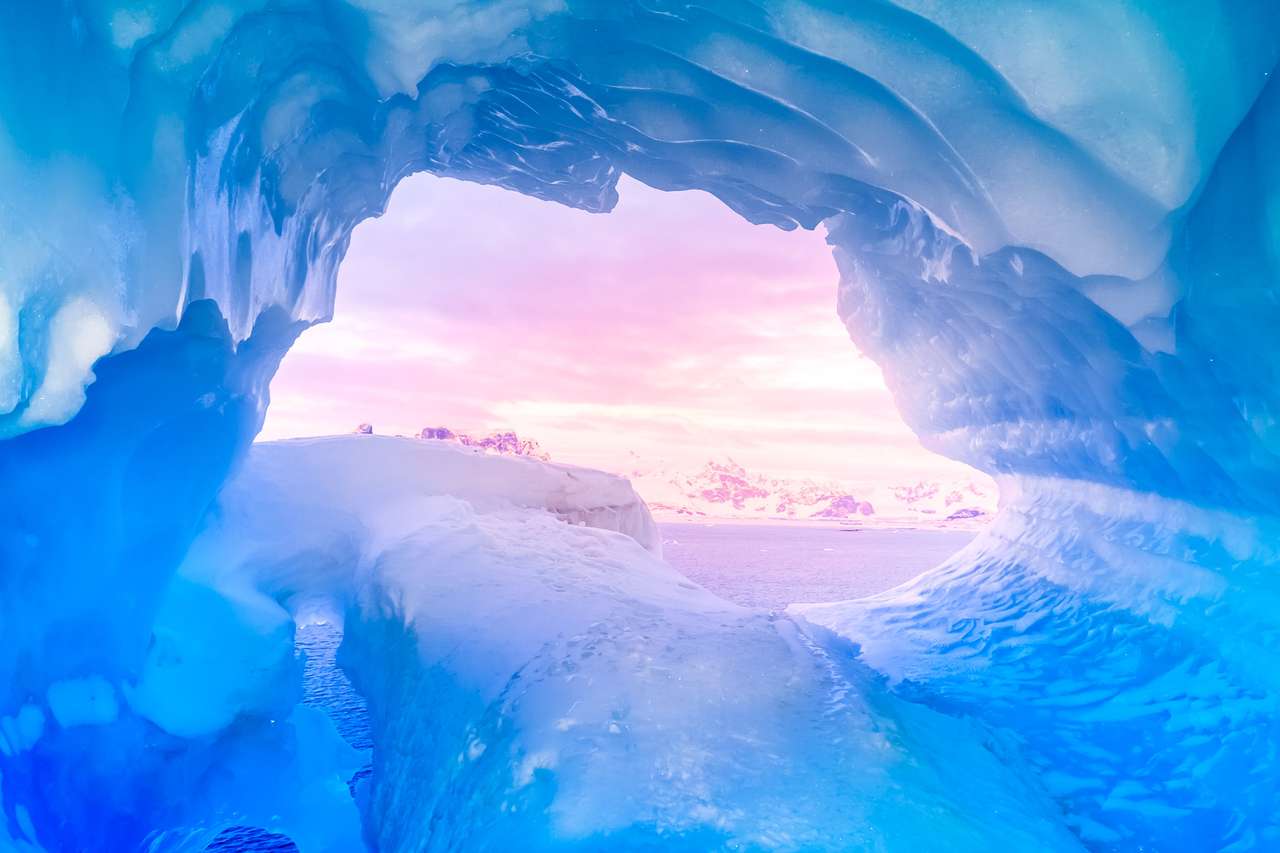 Blaue Eishöhle mit Schnee bedeckt und mit Licht überschwemmt Online-Puzzle