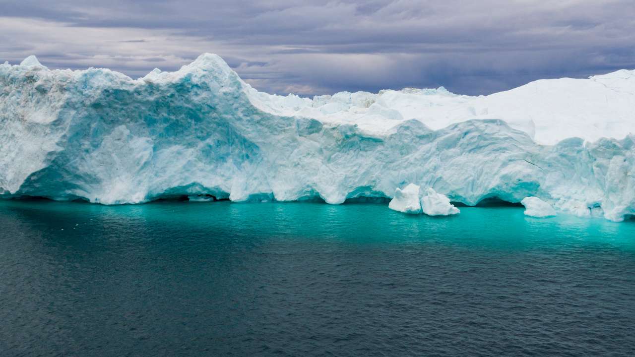 Iceberg da geleira na paisagem ártica da natureza na gronelândia. Foto do zangão aéreo de icebergs no Icefjord de Ilulissat. Afetado pela mudança climática e aquecimento global. quebra-cabeças online