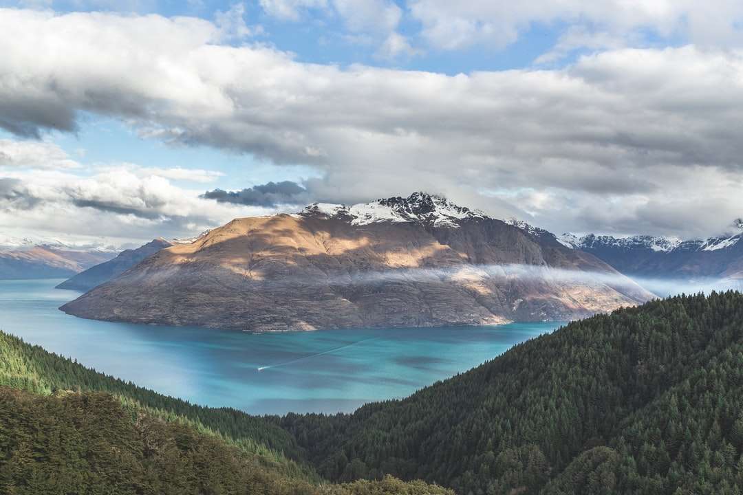 Fotografia da paisagem da montanha sob o céu nebuloso puzzle online