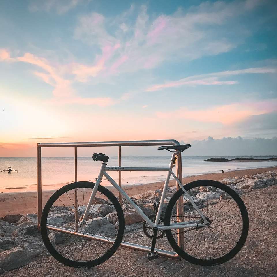 Bicicleta de cercanías negras en arena marrón durante el día rompecabezas en línea
