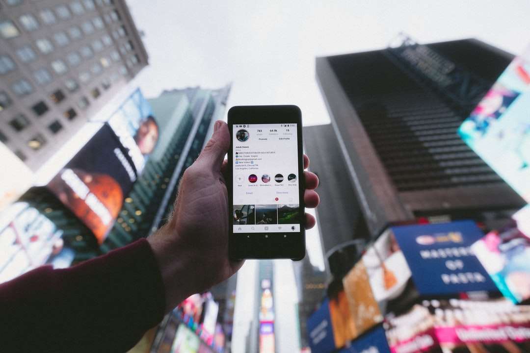 vysoká úhel fotografie osoby držící zapnutý smartphone skládačky online