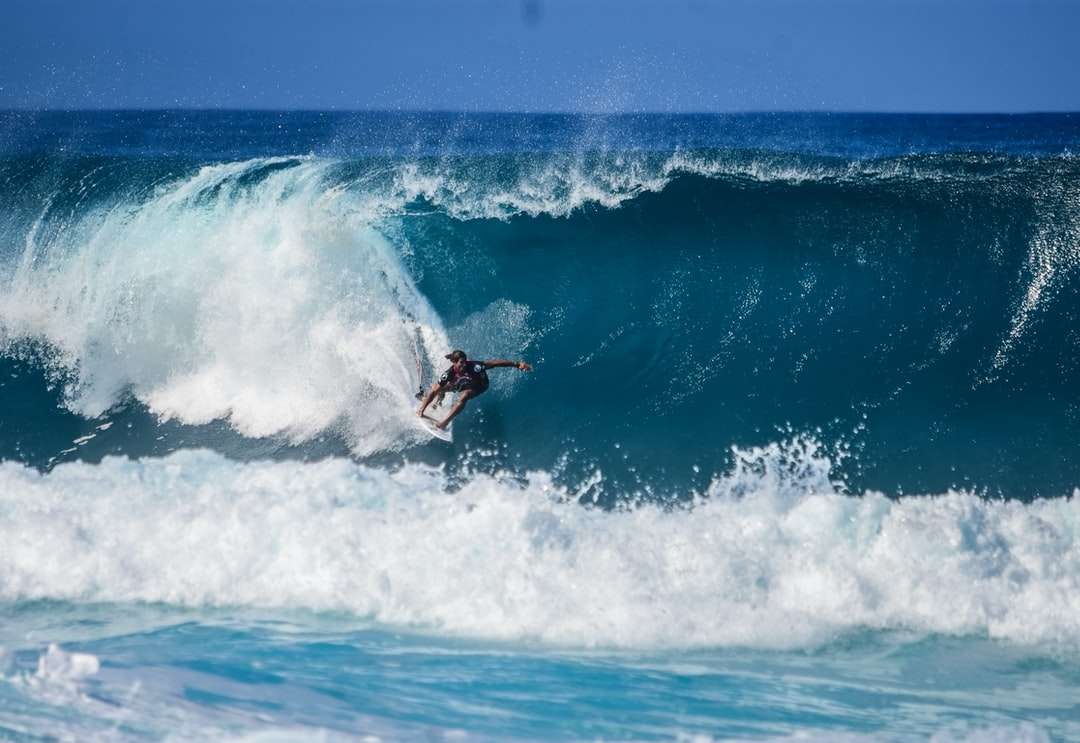Osoba surfování na vlně skládačky online