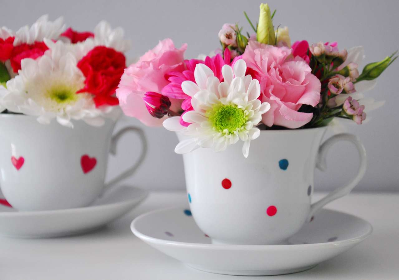 Цветы в чашке онлайн-пазл