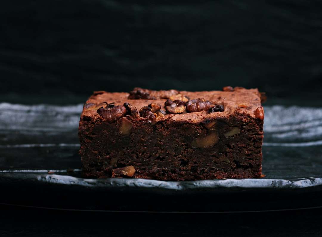 Skivade bakade brownies på foliebricka pussel på nätet