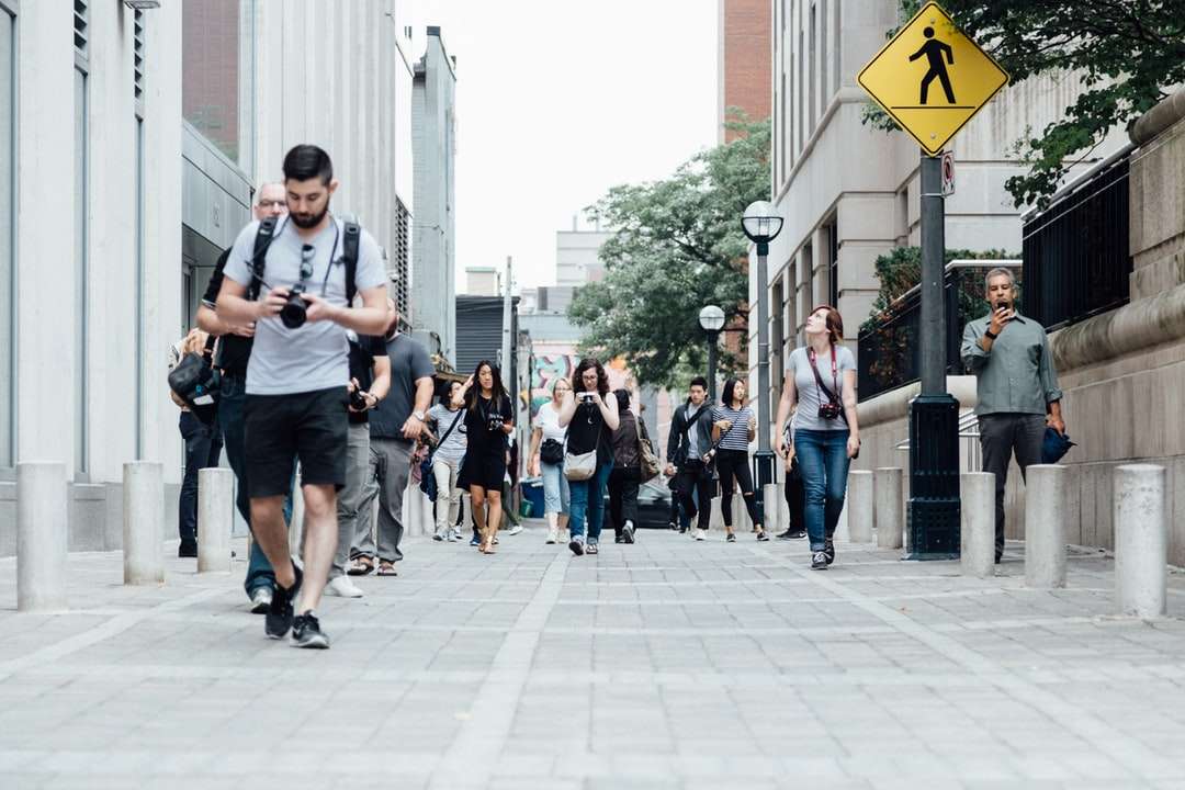 persone che camminano sul marciapiede puzzle online