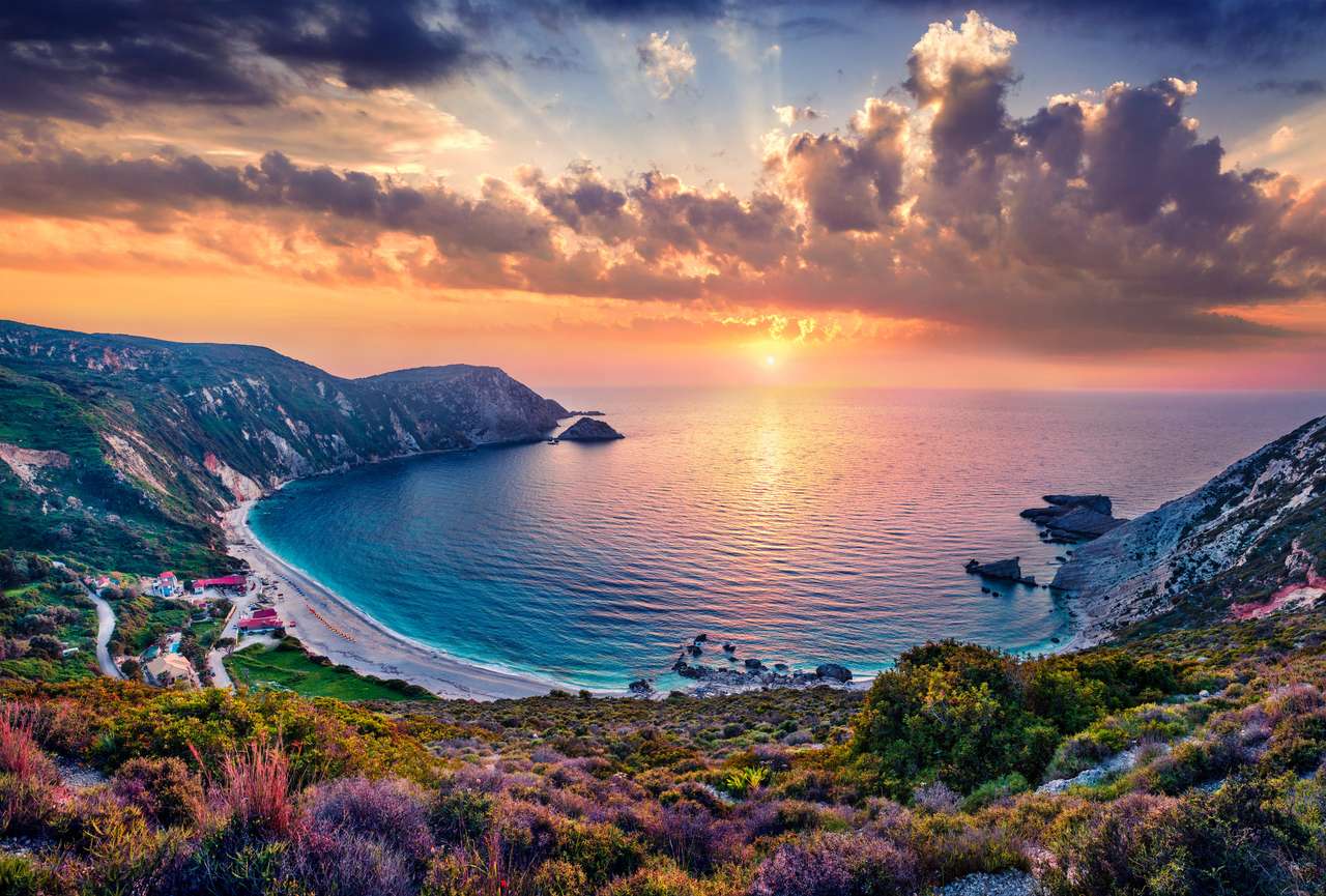 Petani Beach. Majestätischer Sonnenuntergang auf der Insel von Cephalonia Puzzlespiel online