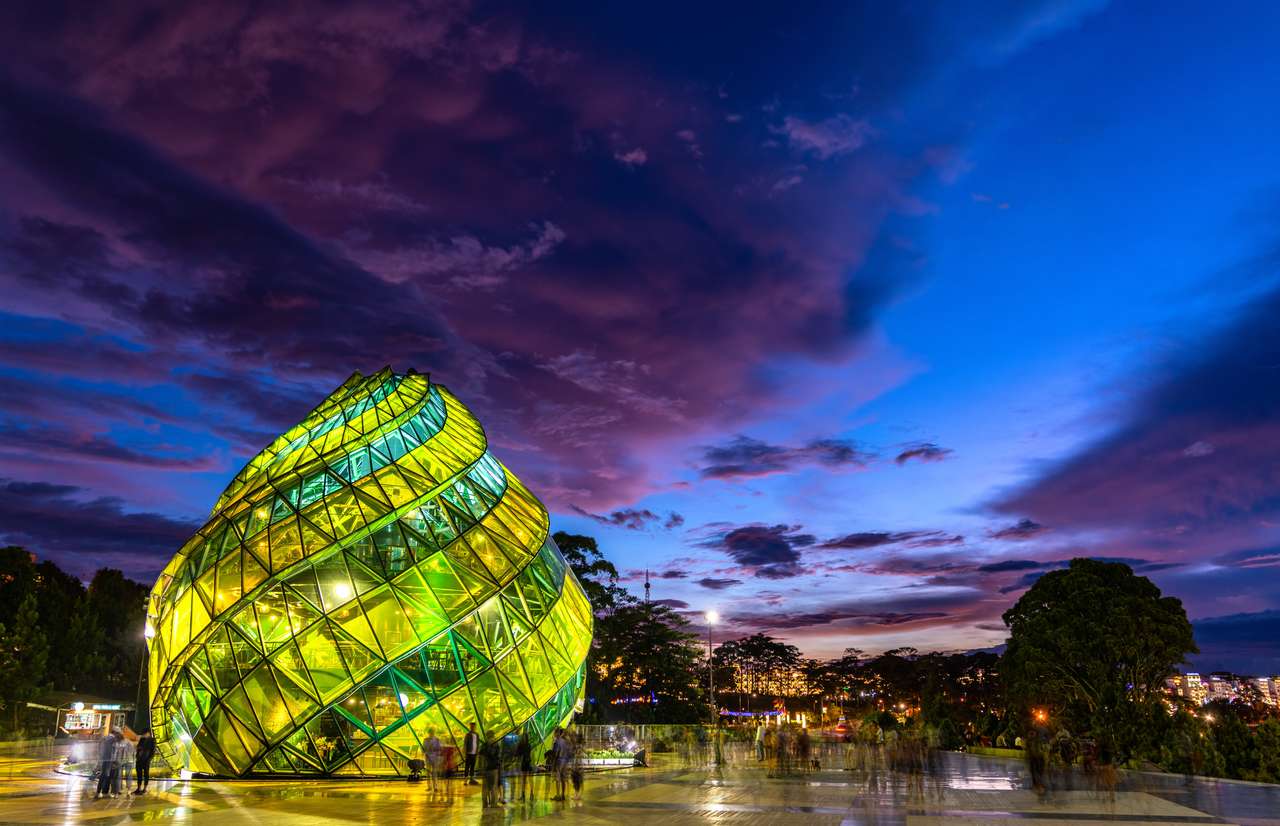 Piazza Lam Vien in Da Lat al tramonto, Vietnam puzzle online