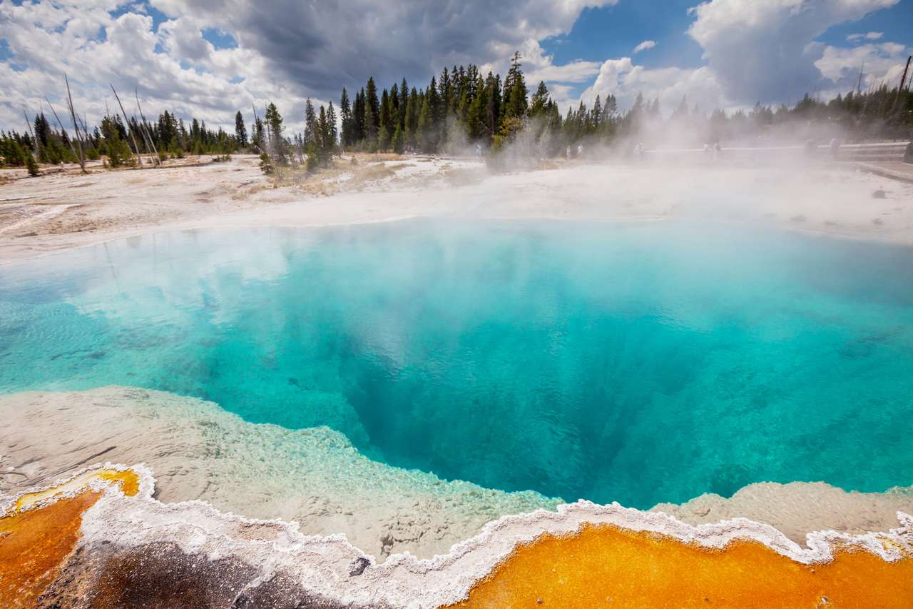 Piscines et geysers dans le parc national de Yellowstone puzzle en ligne