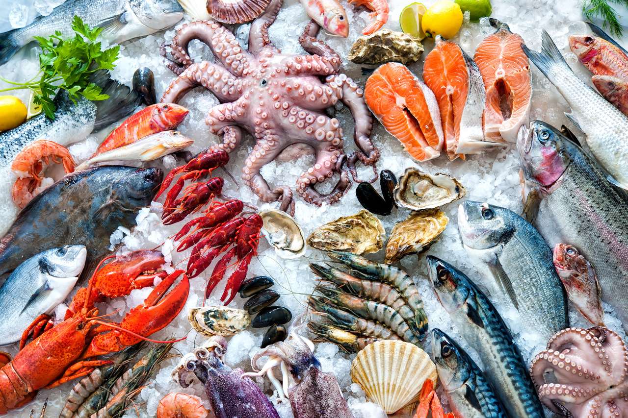 Mořské plody na ledě na trhu s rybami skládačky online