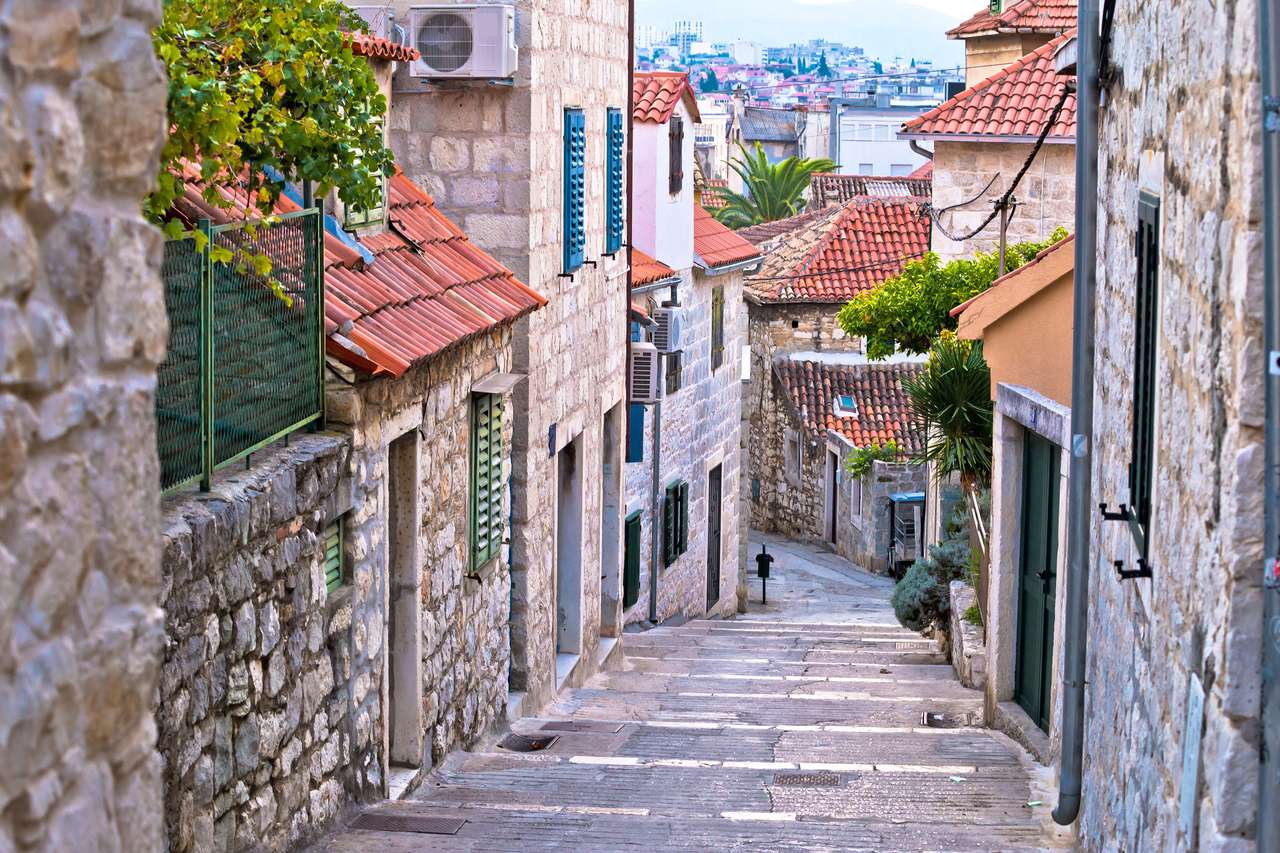 Rua de pedra velha da cidade histórica dividida, Dalmácia, Croácia puzzle online