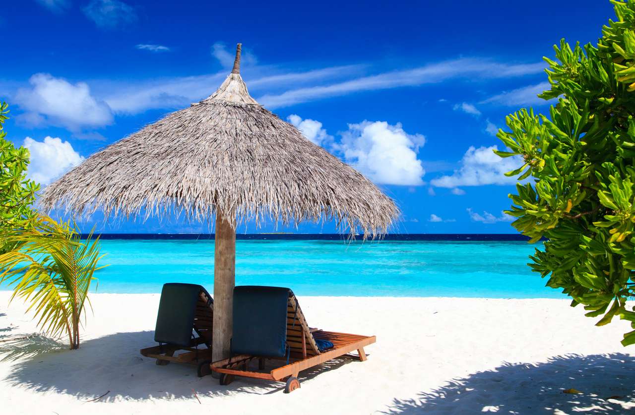 Sedie a sdraio sulla spiaggia di sabbia tropicale puzzle online
