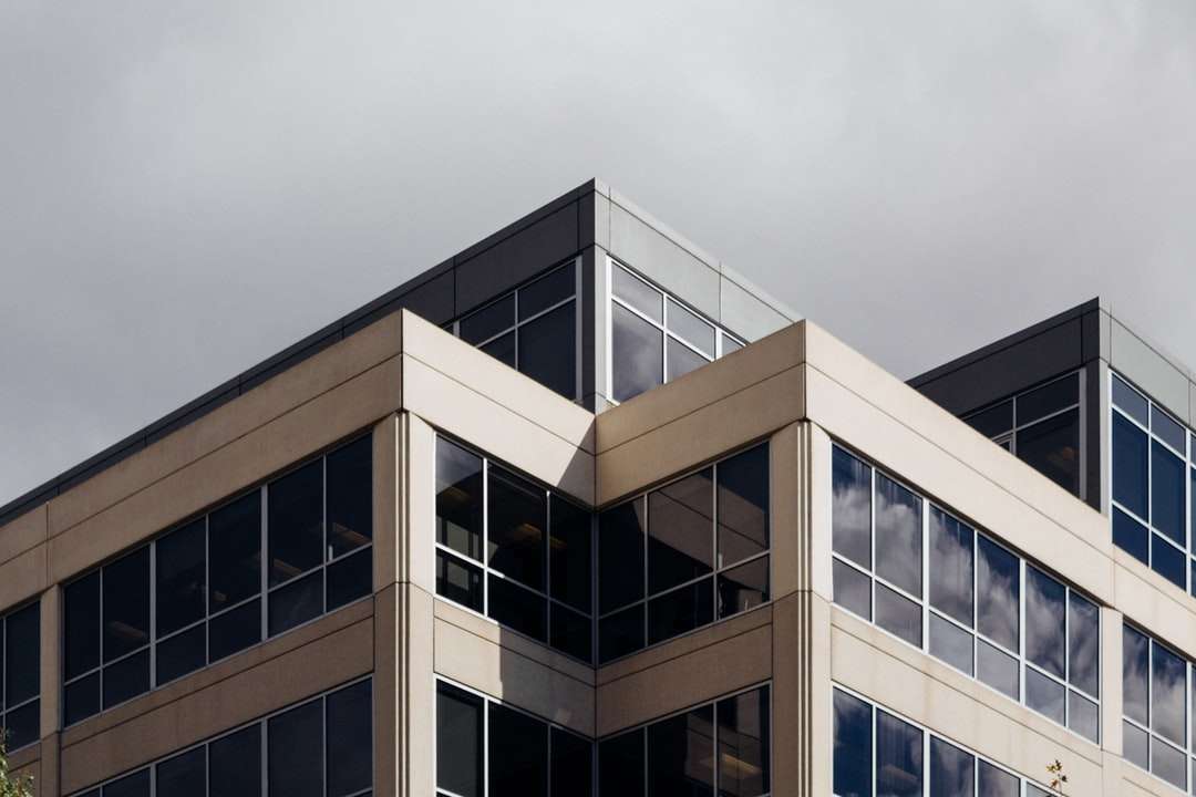 clădire din beton alb în timpul zilei jigsaw puzzle online