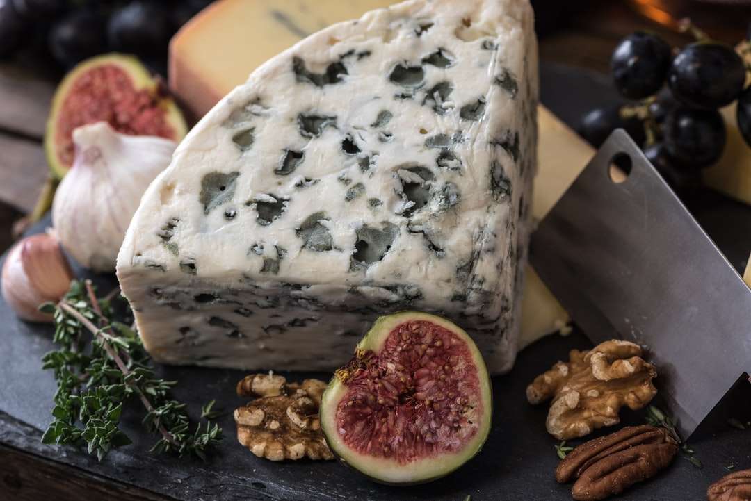 Bolognese-Käse neben Kräutern Online-Puzzle