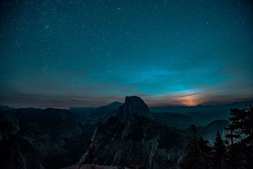 засніжена гора під час сутінкового неба пазл онлайн